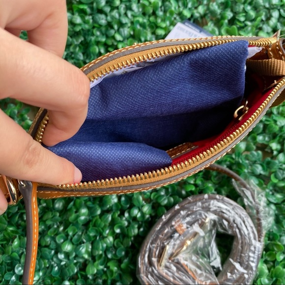 Dooney and Bourke convertible crossbody bag - Picture 4 of 5